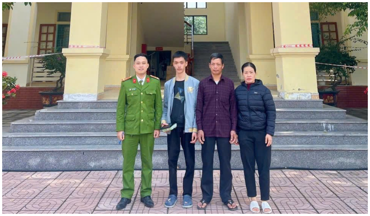 Công an xã giúp người đi lạc trở về với gia đình