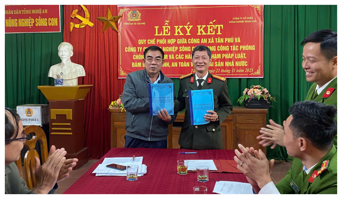Công an xã Tân Phú ký kết phối hợp bảo đảm ANTT với Công ty Cổ phần Nông nghiệp Sông Con