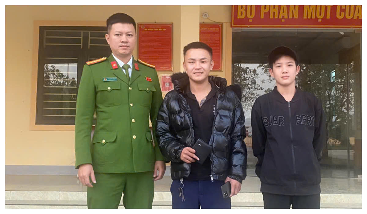 Công an xã hỗ trợ và trao trả lại tài sản bị đánh rơi