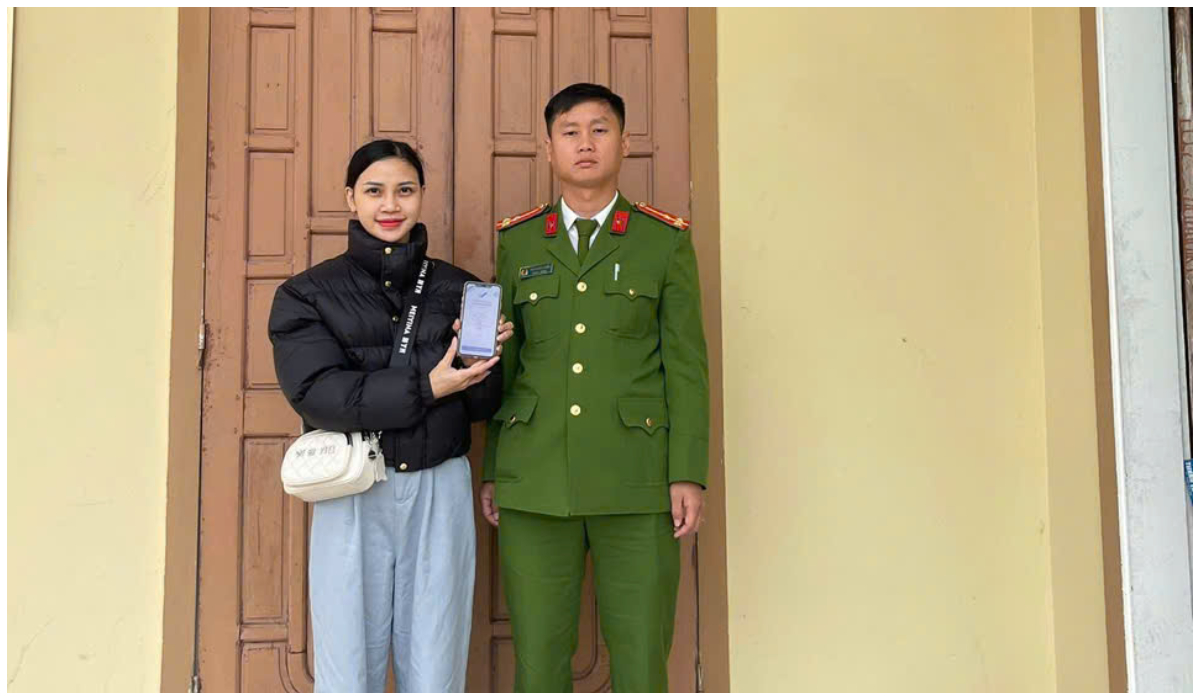Công an xã hỗ trợ người dân nhận lại số tiền chuyển khoản nhầm