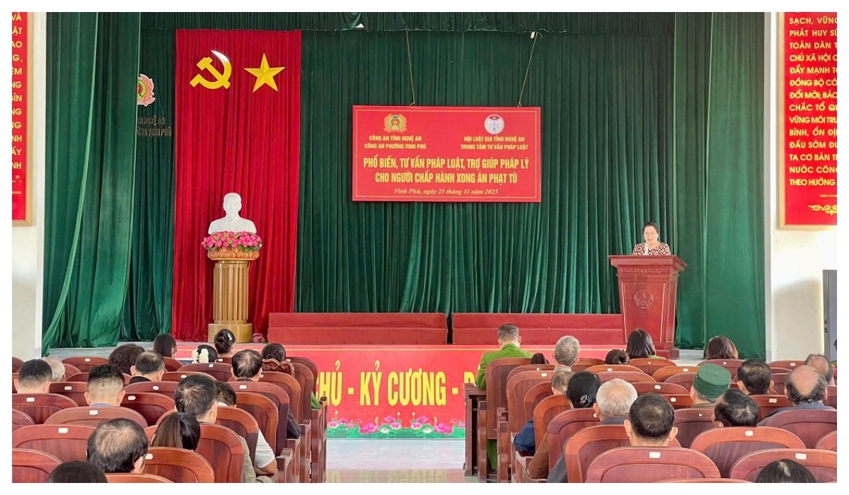 Công an phường Vinh Phú phổ biến, tư vấn pháp luật, trợ giúp pháp lý cho người chấp hành xong án phạt tù