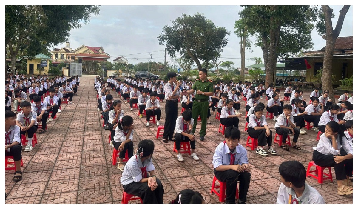 Công an xã Cát Ngạn tăng cường tuyên truyền, phổ biến pháp luật cho học sinh