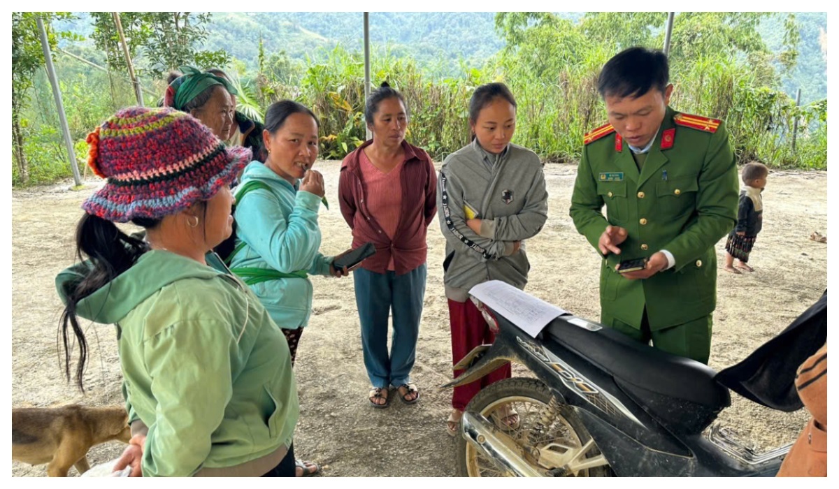 Công an xã Mường Lống tăng cường hướng dẫn người dân sử dụng ứng dụng định danh điện tử, thực hiện dịch vụ công trực tuyến