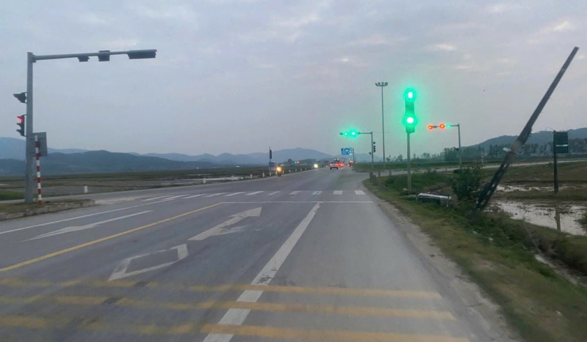 Sửa chữa các cụm đèn tín hiệu giao thông hư hỏng do bão số 10