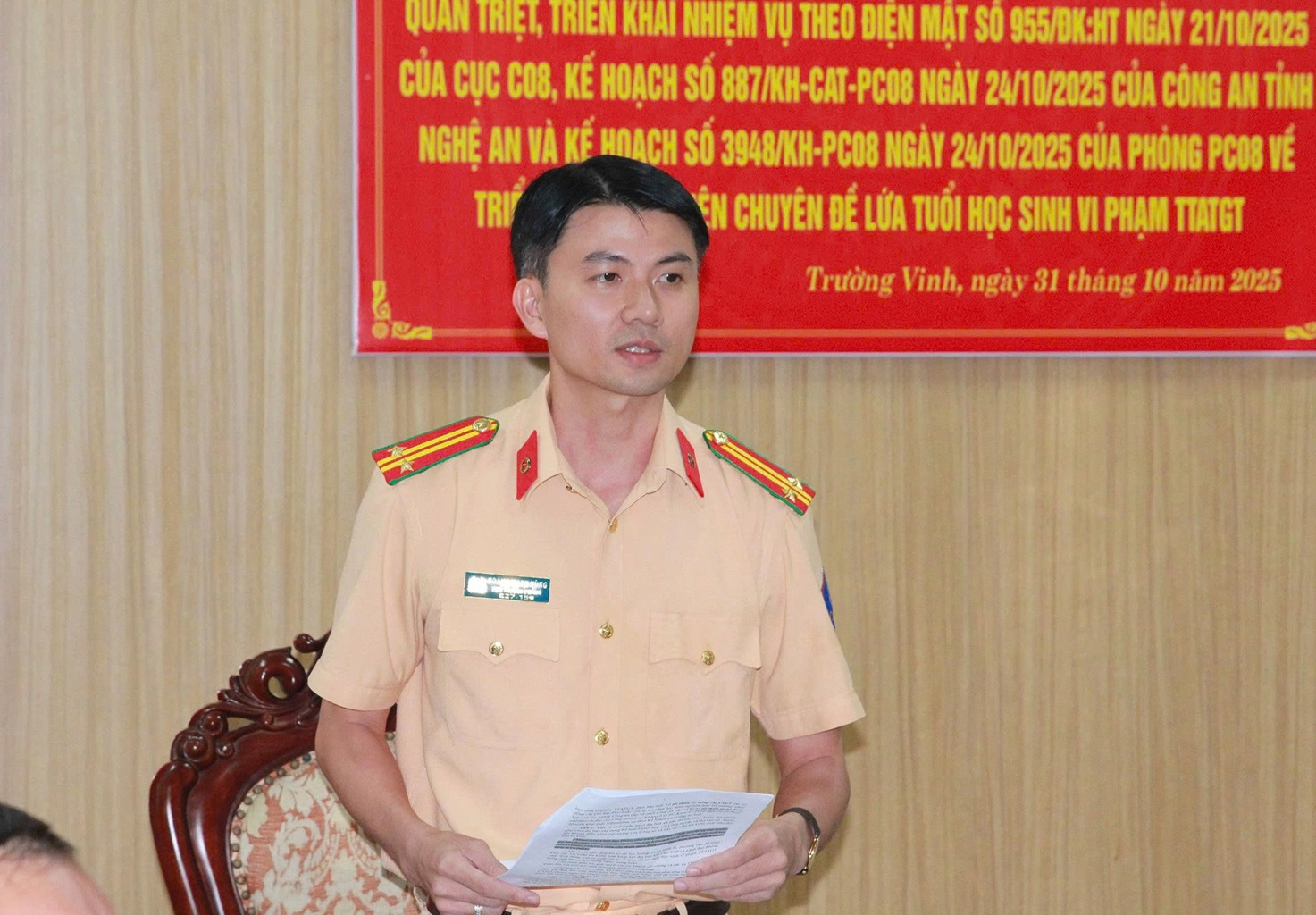 Đồng chí Trung tá Hoàng Mạnh Hùng, Phó Trưởng phòng CSGT phát biểu ý kiến