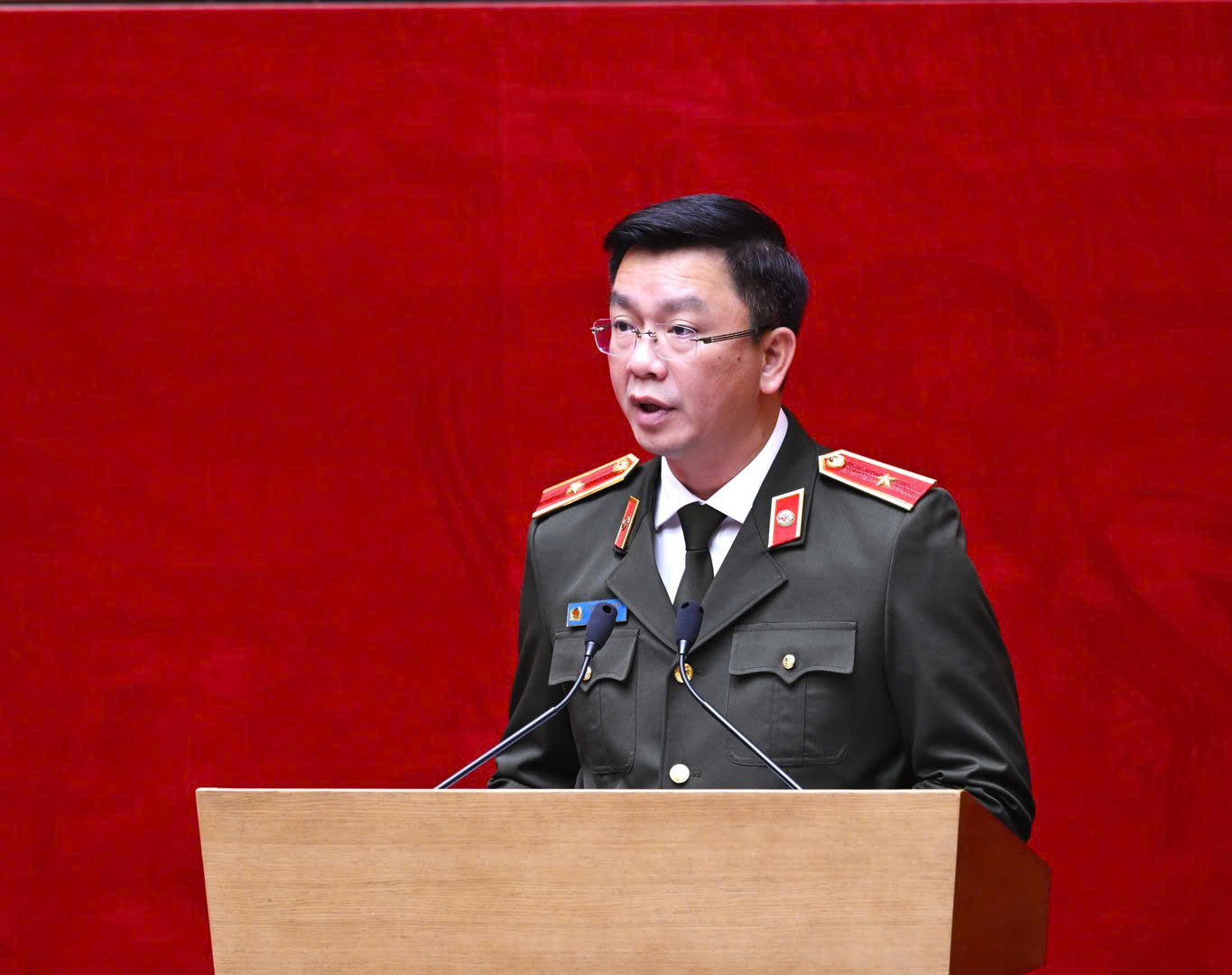 Đồng chí Thiếu tướng Phạm Kim Đĩnh, Cục trưởng Cục Công tác chính trị báo cáo triển khai kế hoạch tổ chức phong trào thi đua 