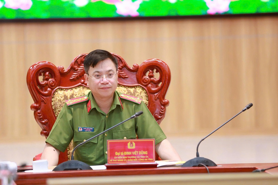 Đồng chí Đại tá Đinh Việt Dũng, Ủy viên Ban Thường vụ Tỉnh ủy, Bí thư Đảng ủy, Giám đốc Công an tỉnh chủ trì tại điểm cầu Công an tỉnh Nghệ An