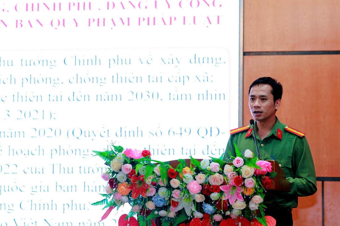 Cán bộ Phòng Tham mưu Công an tỉnh Nghệ An trình bày báo cáo khái quát về tình hình thiên tai và biến đổi khí hậu trên địa bàn tỉnh thời gian qua