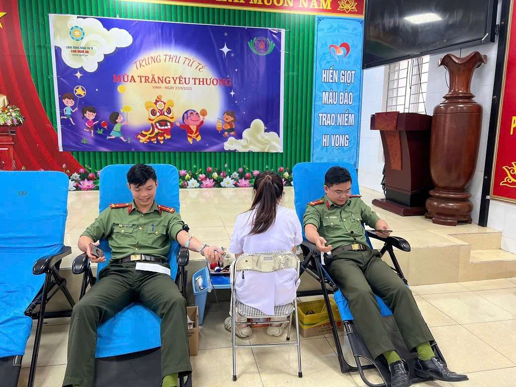 Thượng úy Nguyễn Hữu Lợi và Thượng úy Nguyễn Công Thưởng, cán bộ Phòng An ninh nội địa đã kịp thời hiến máu giúp bệnh nhân có đủ đơn vị máu để đáp ứng được phác đồ điều trị