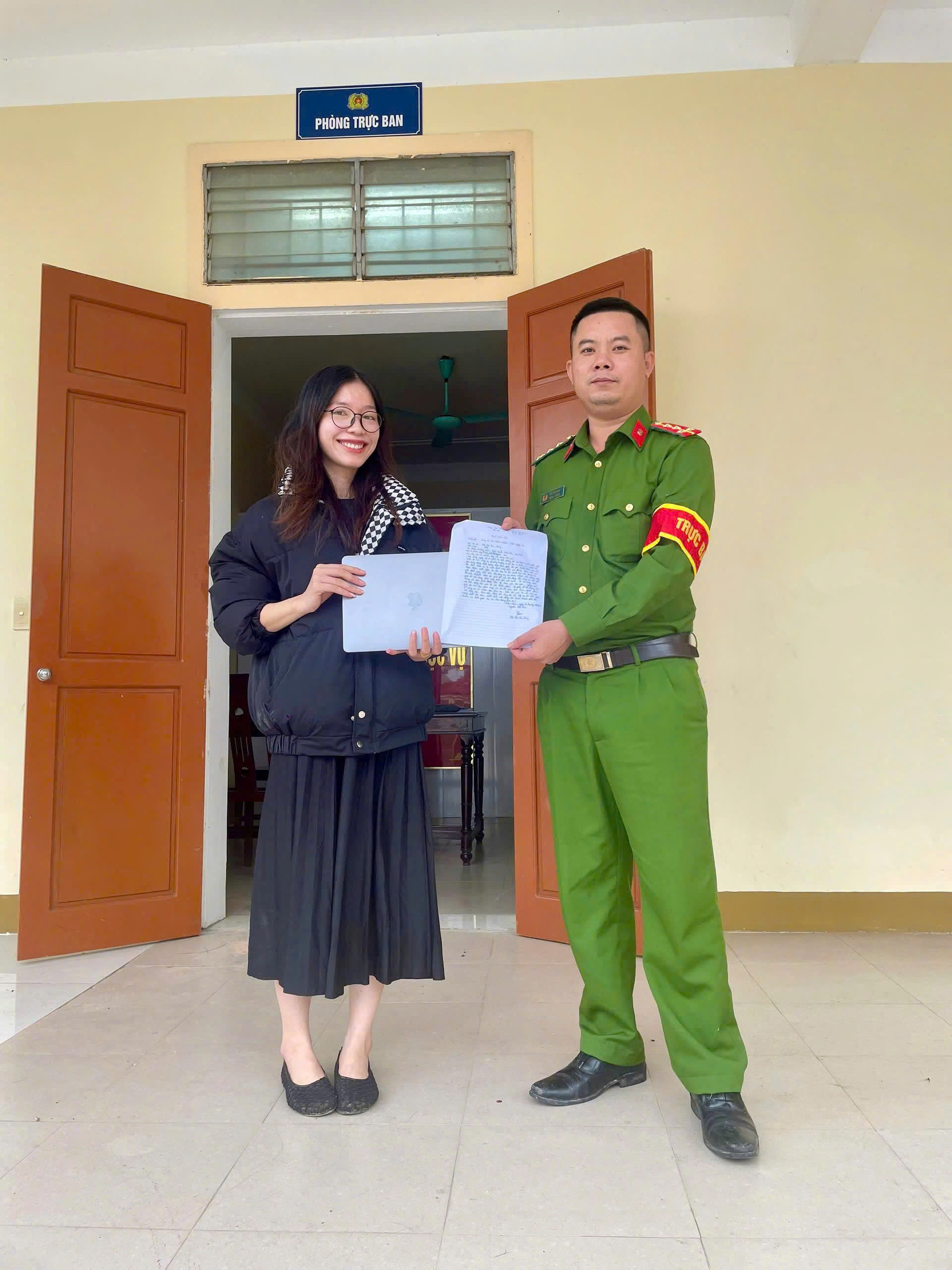 Công an xã Thiên Nhẫn trao trả tài sản cho chị Thủy