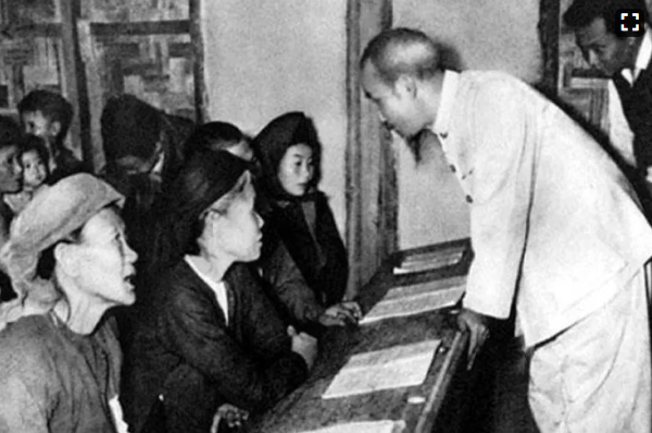 Bác Hồ thăm một lớp bình dân học vụ. Ảnh tư liệu