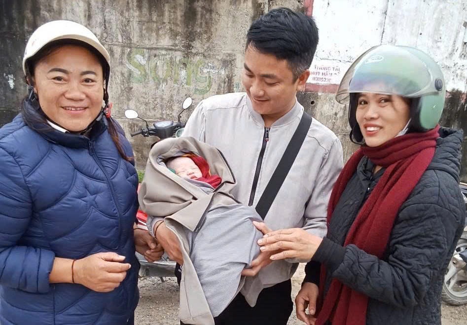 Đồng chí Đại úy Lô Hoài Anh (đứng giữa) hỗ trợ sản phụ “vượt cạn” thành công