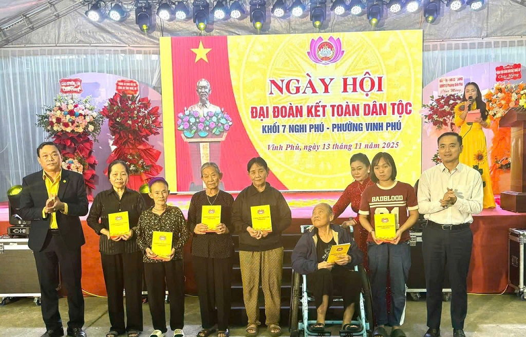 Đại diện Ủy ban MTTQ Việt Nam tỉnh Nghệ An, lãnh đạo phường Vinh Phú tặng quà bà con Nhân dân có hoàn cảnh khó khăn