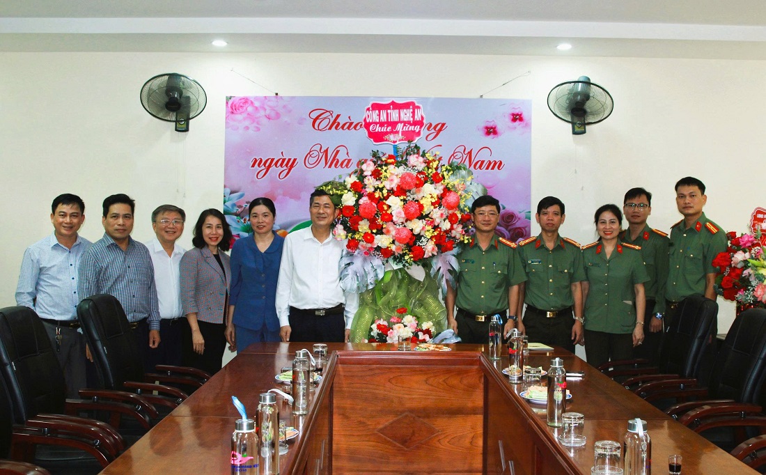 Đồng chí Đại tá Trần Ngọc Tuấn, Phó Giám đốc Công an tỉnh tặng hoa chúc mừng Sở Giáo dục và đào tạo Nghệ An