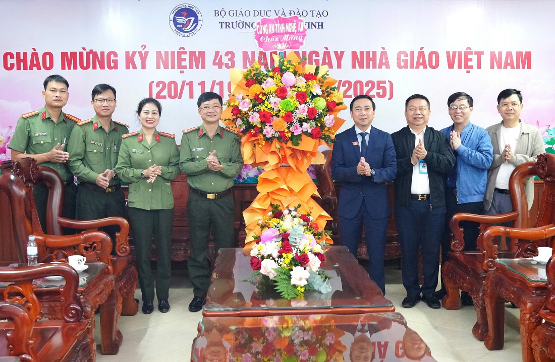 Đồng chí Đại tá Trần Ngọc Tuấn tặng hoa chúc mừng Trường Đại học Vinh