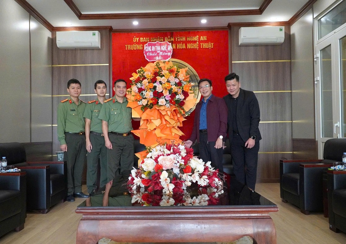 Tặng hoa, chúc mừng Trường Cao đẳng Văn hóa nghệ thuật Nghệ An