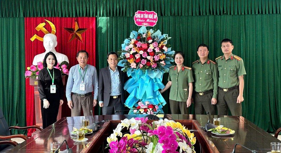 Tặng hoa các thầy cô Trường Đại học Sư phạm kỹ thuật Vinh