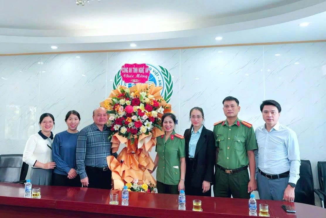 Tặng hoa các thầy cô Trường Cao đẳng Việt Anh