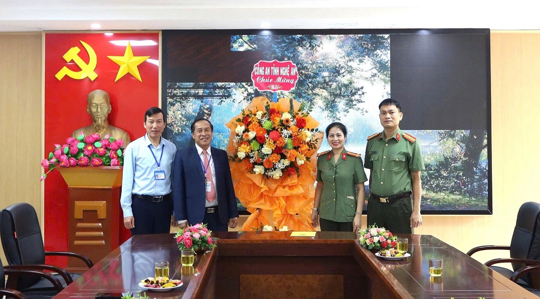 Tặng hoa các thầy cô Trường Cao đẳng Việt Đức