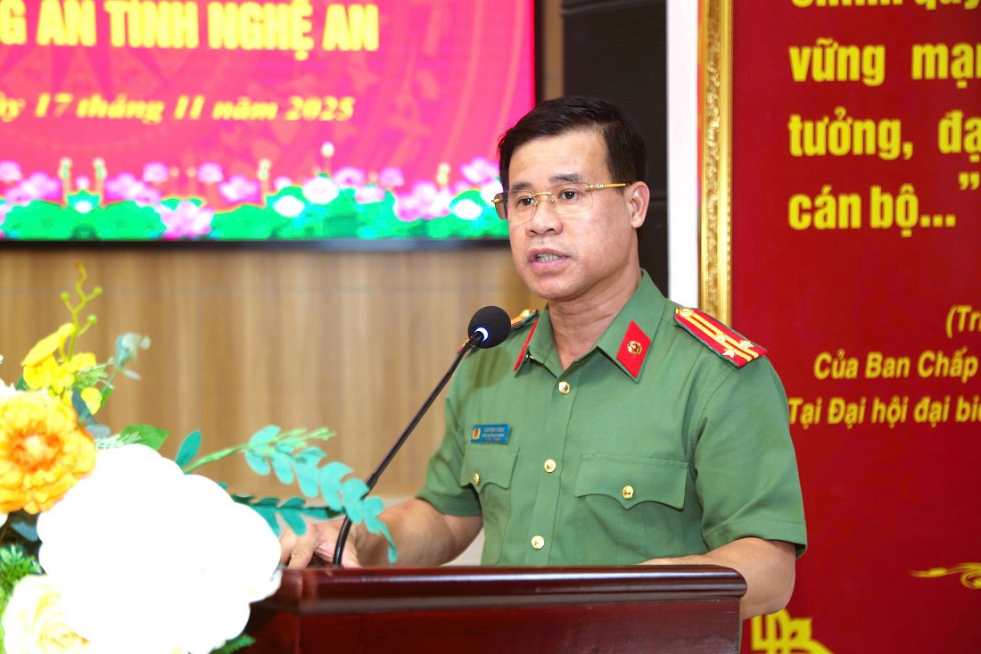 Đại diện Lãnh đạo Phòng Tổ chức cán bộ Công an tỉnh phát biểu tại buổi lễ