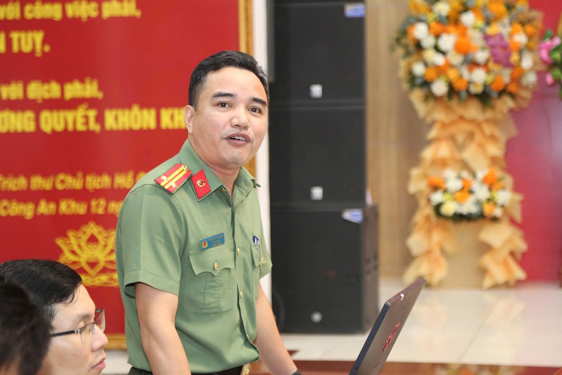 Đại diện Đội Công nghệ thông tin, Phòng Tham mưu Công an tỉnh Nghệ An báo cáo giới thiệu hệ thống đào tạo, bồi dưỡng trực tuyến trong Công an tỉnh Nghệ An