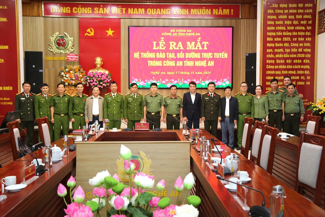 Các đại biểu chụp ảnh lưu niệm