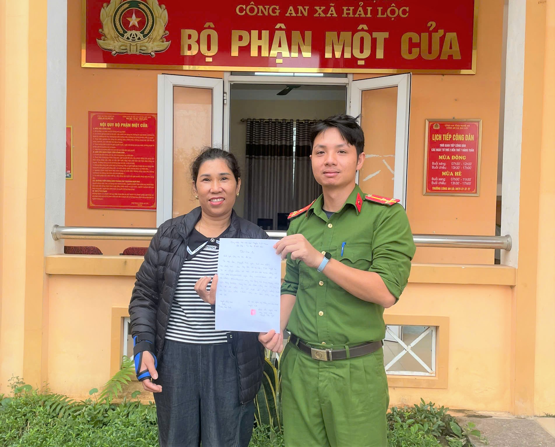 Chị Nguyễn Thị Yên vui mừng và xúc động khi nhận lại số tiền mà mình chuyển khoản nhầm nhờ sự hỗ trợ nhanh chóng của Công an xã Hải Lộc