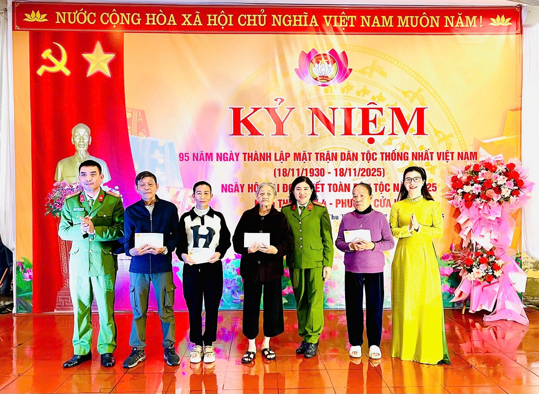 Chỉ huy Công an phường thay mặt Công an phường tặng quà cho các gia đình chính sách, gia đình có hoàn cảnh khó khăn trên địa bàn với tổng giá trị 50 triệu đồng