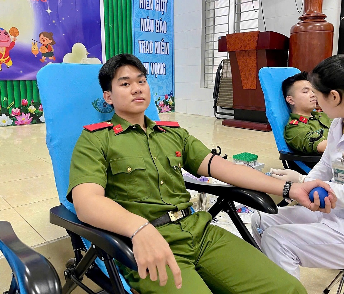 Đại úy Lê Quốc Huy, Đại úy Nguyễn Thành Long, Thiếu úy Nguyễn Đình Quân, cán bộ Công an phường Thành Vinh và đồng chí Trần Việt Hoàng, Học viện Cảnh sát nhân dân đã kịp thời hiến máu giúp bệnh nhân có đủ đơn vị máu để đáp ứng phác đồ điều trị