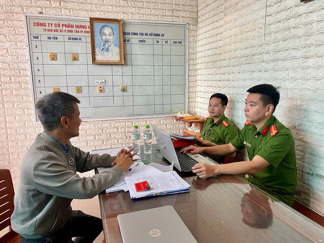 Cán bộ Phòng Cảnh sát PCCC và CNCH hướng dẫn người dân cách cập nhật cơ sở dữ liệu PCCC trên phần mềm khai báo