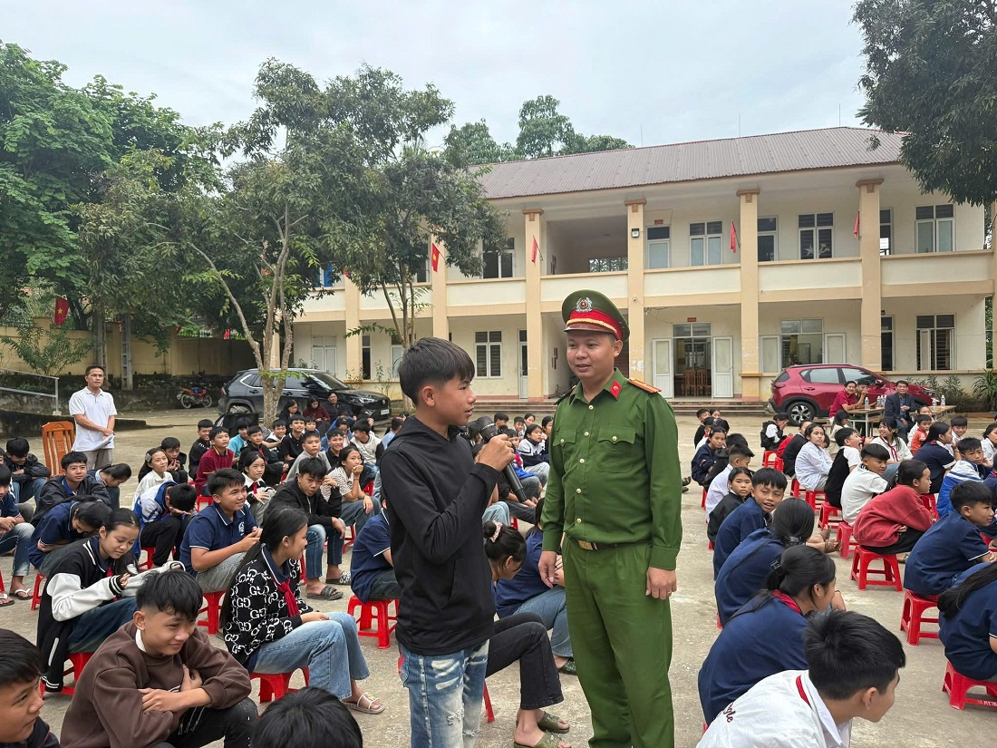 Thông qua những tình huống thực tế, phần hỏi – đáp sinh động, đã giúp các em học sinh nâng cao ý thức chấp hành pháp luật