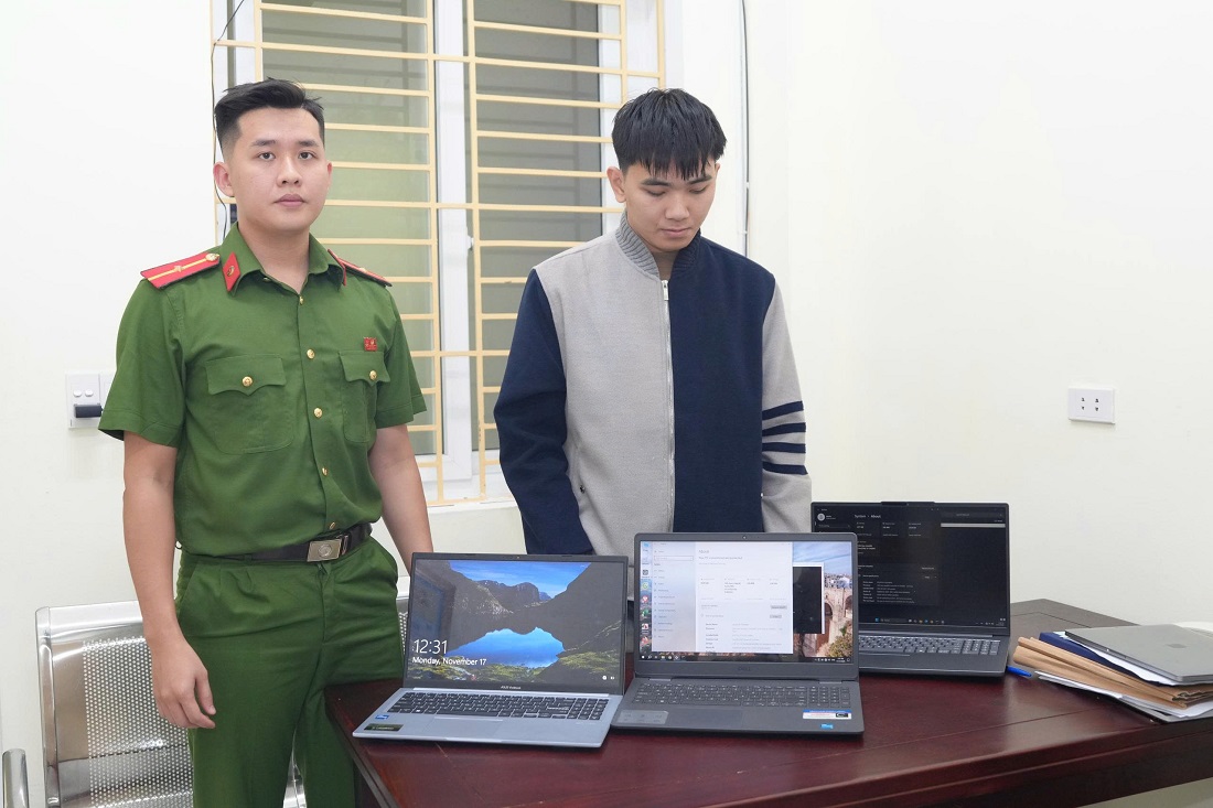 Đối tượng Nguyễn Công Thành cùng tang vật bị Công an phường Trường Vinh thu giữ