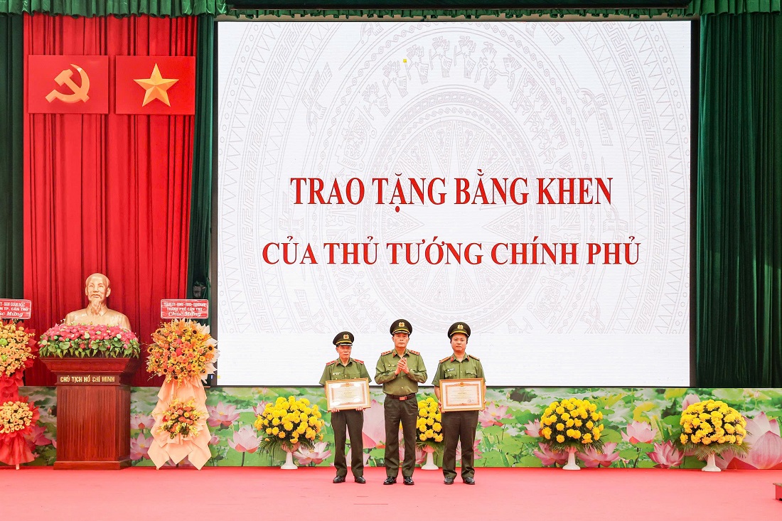 Thừa ủy quyền, Thứ trưởng Lê Quốc Hùng trao Bằng khen của Thủ tướng Chính phủ tặng tập thể, cá nhân xuất sắc