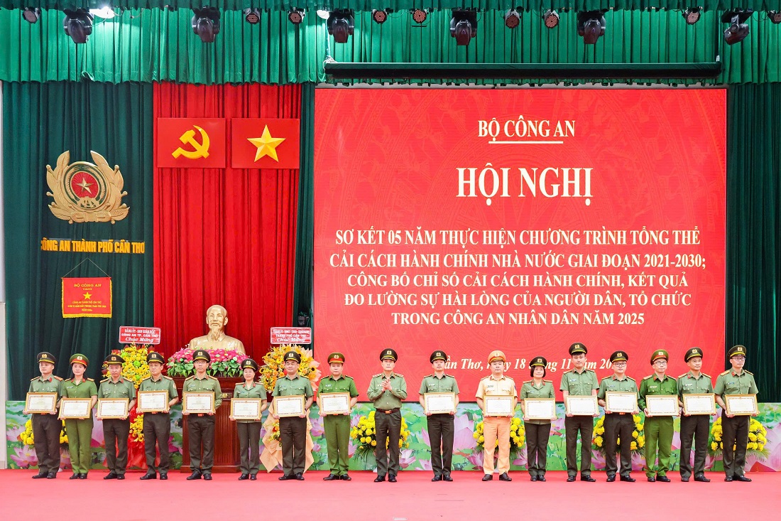 Thứ trưởng Lê Quốc Hùng trao Bằng khen của Bộ Công an tặng các tập thể xuất sắc