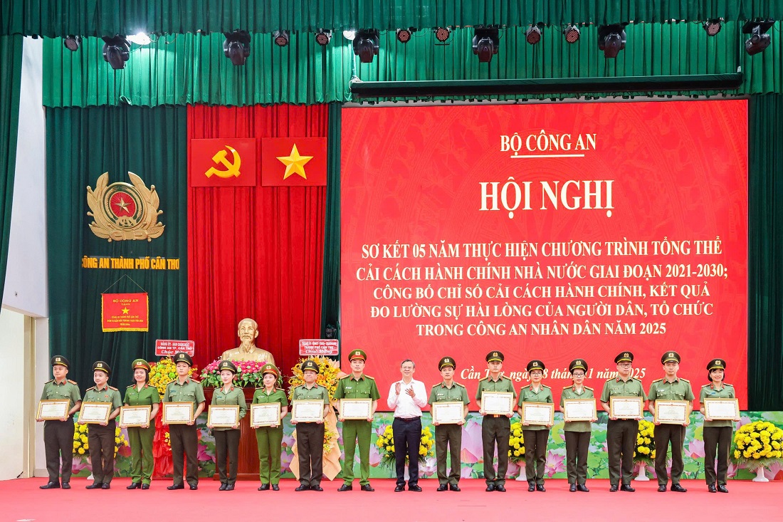 Chủ tịch UBND TP Cần Thơ - Trương Cảnh Tuyên trao Bằng khen của Bộ Công an tặng các nhân xuất sắc