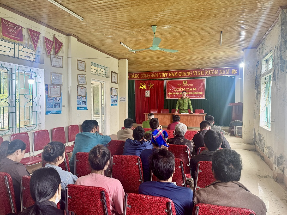 Đại diện Công an xã Nậm Cắn giải đáp thắc mắc của người dân tại diễn đàn “Công an lắng nghe ý kiến Nhân dân”