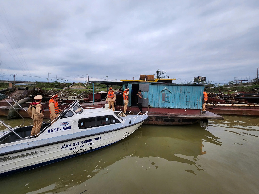 Lãnh đạo Phòng Cảnh sát giao thông chỉ đạo công tác bảo đảm trật tự an toàn giao thông đường thủy nội địa