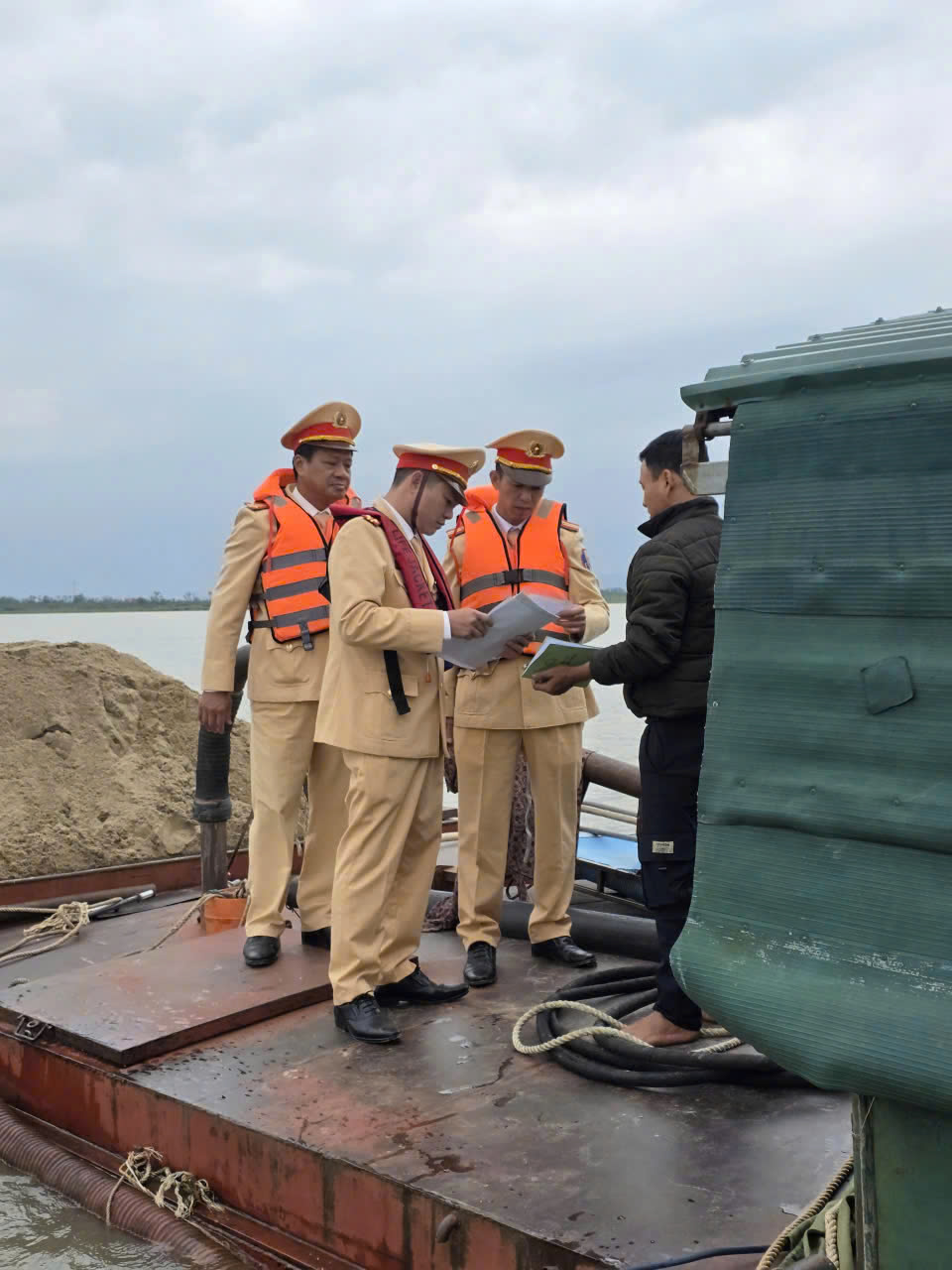 Lãnh đạo Phòng Cảnh sát giao thông chỉ đạo công tác bảo đảm trật tự an toàn giao thông đường thủy nội địa