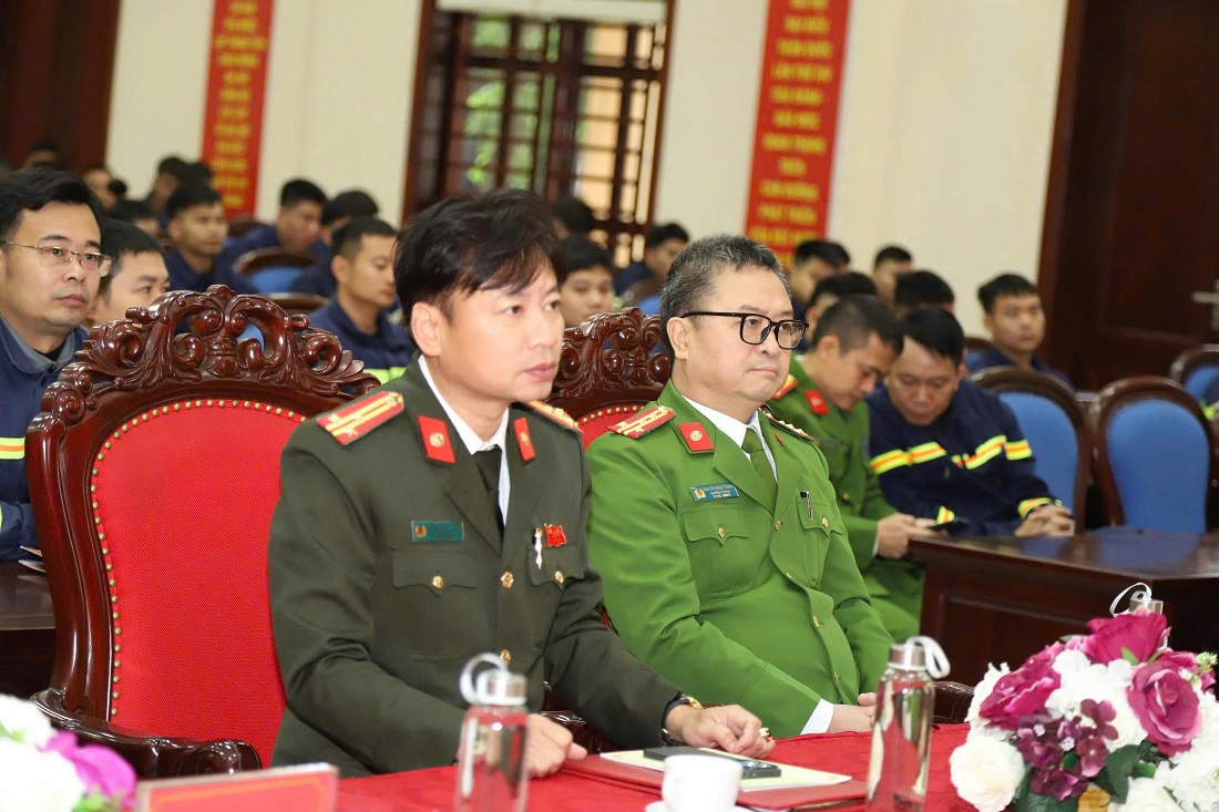 Các đại biểu tham dự buổi lễ