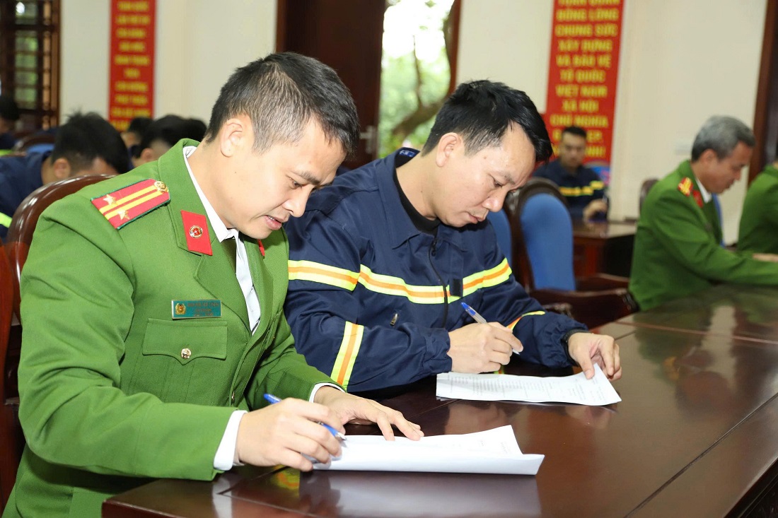 Cán bộ, chiến sĩ tham gia phần thi lý thuyết