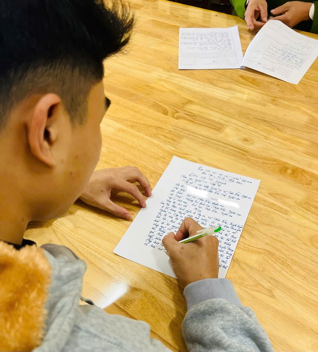 Lô Văn Lượng – thanh niên dân tộc thiểu số xã Châu Bình, tỉnh Nghệ An tự nguyện viết đơn xin thực hiện nghĩa vụ tham gia Công an nhân dân