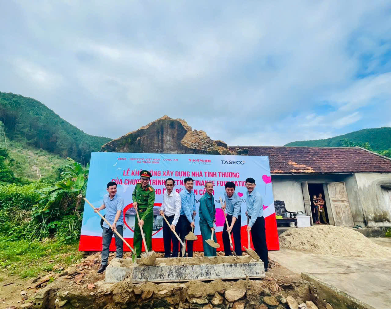 Khởi công xây dựng nhà cho gia đình ông Bùi Văn Cảnh