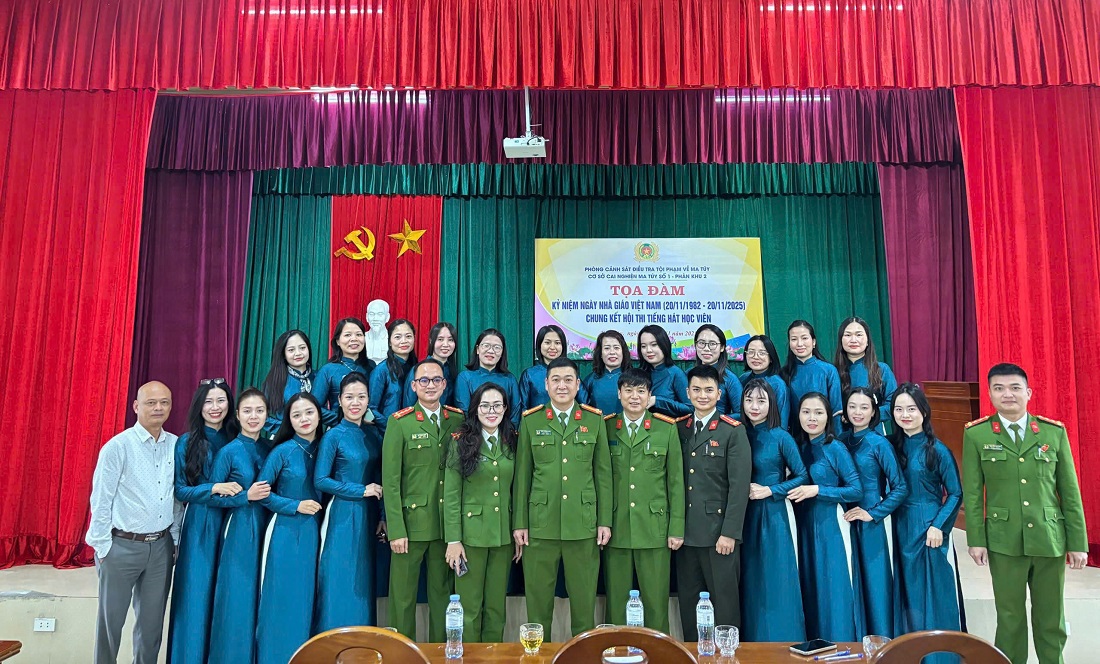 Tập thể cán bộ, chiến sĩ, lao động hợp đồng Cơ sở cai nghiện ma túy số 1 - Phân khu 2 chụp ảnh lưu niệm tại buổi tọa đàm