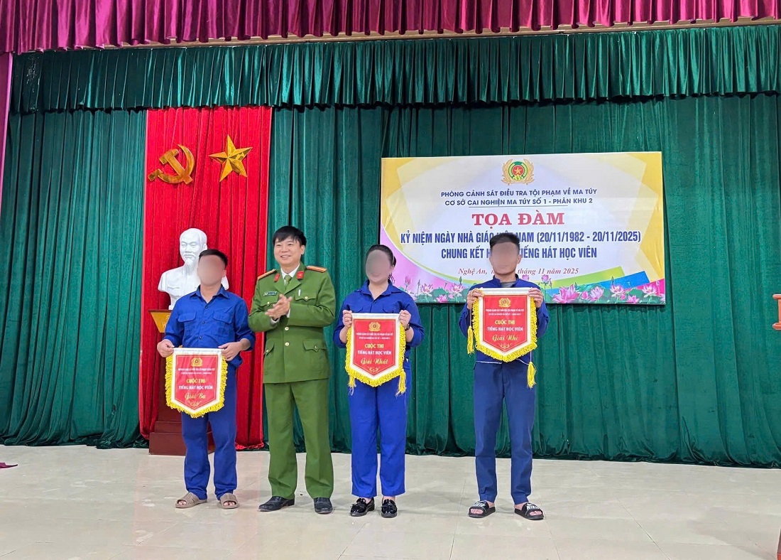 Trao giải Hội thi tiếng hát học viên