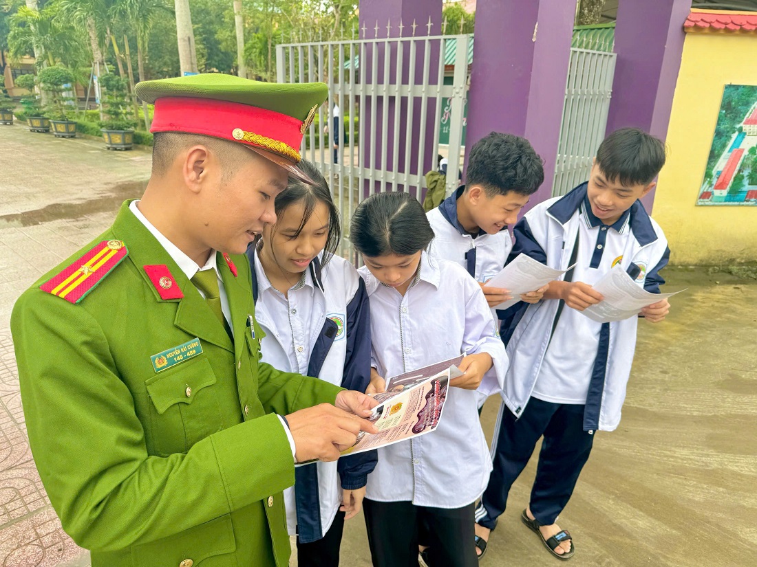 Công an xã Thiên Nhẫn phát tờ rơi tuyên truyền cho học sinh