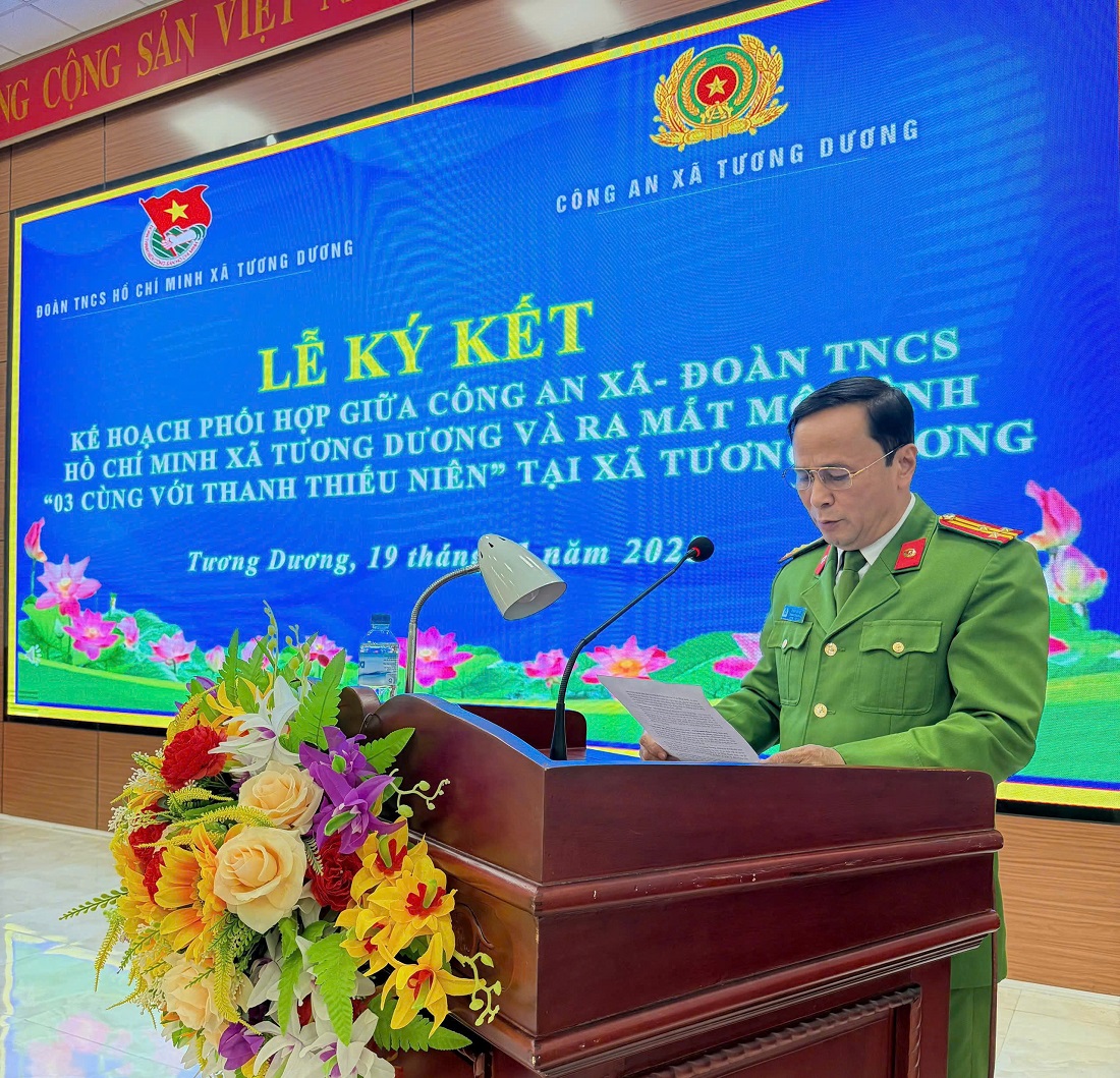 Đại diện Chỉ huy Công an xã phát biểu tại buổi lễ 