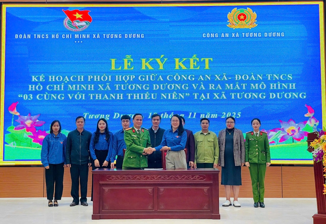 Công an xã và Đoàn Thanh niên ký kết kế hoạch phối hợp và ra mắt mô hình “03 cùng với thanh, thiếu niên”