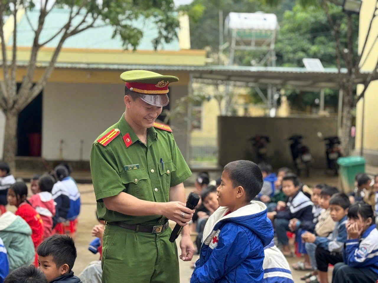 Đồng chí Thiếu tá Trần Quốc Huy - Phó trưởng Công an xã đặt câu hỏi, tương tác cùng học sinh