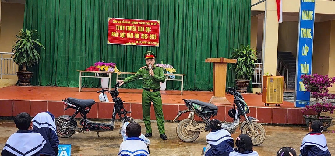 Cán bộ Công an xã tuyên truyền, hướng dẫn học sinh kỹ năng lái xe an toàn, phân tích các lỗi vi phạm pháp luật về TTATGT thường gặp khi điều khiển các phương tiện tham gia giao thông, đặc biệt là lỗi vi phạm “người từ 14 tuổi đến dưới 16 tuổi điều khiển xe máy điện” khi tham gia giao thông