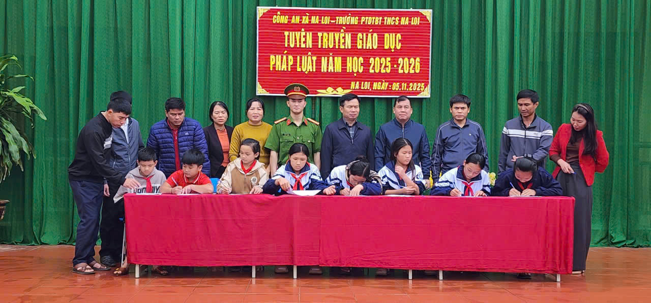 Đại diện Ban giám hiệu nhà trường và Công an xã Na Loi chứng kiến học sinh ký cam kết thực hiện nghiêm các quy định của pháp luật